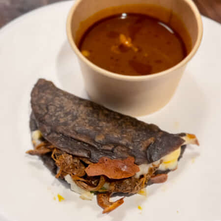 ケサビリアビーフ Quesa Birria Beef w/Consume｜沖縄でタコスのテイクアウト・デリバリーならTACO PETES OKINAWA